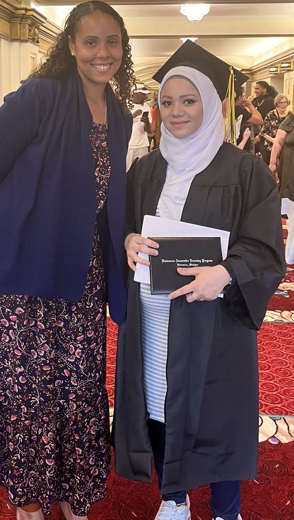 Miss Onika and graduate - Inas Miss Onika and graduate - Inas